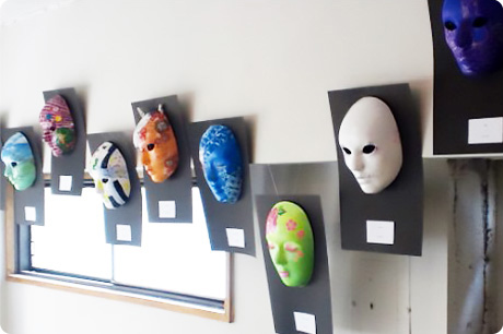 マスクよるフェイスペインティング作品展示風景
